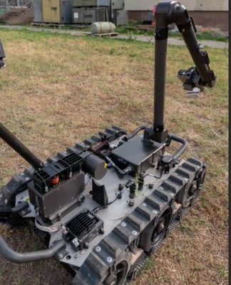 Les militaires de robot d'Eod de neutralisation des munitions explosives incluent le corps et le système de contrôle mobiles