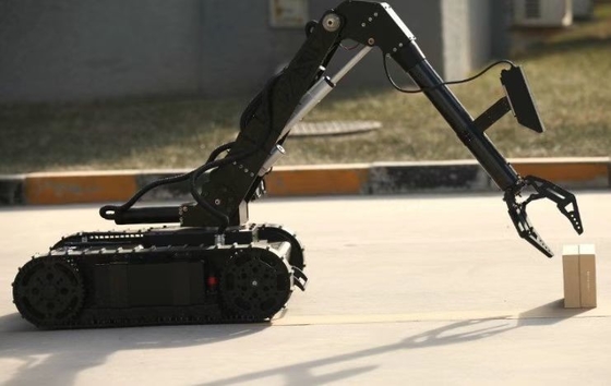 Robot de défenseur d'EOD de sécurité et de défense avec des bras